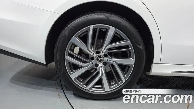 Mercedes-Benz E-Class — Фото автомобиля 6