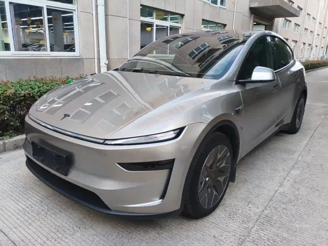 Фотография автомобиля — Tesla Model Y L