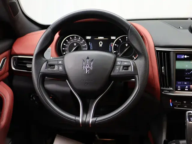 Maserati Levante — Фото автомобиля 12