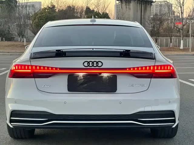 Audi Audi A7 2023 Model 45 TFSI Premium Selection Edition — Фото автомобиля 8
