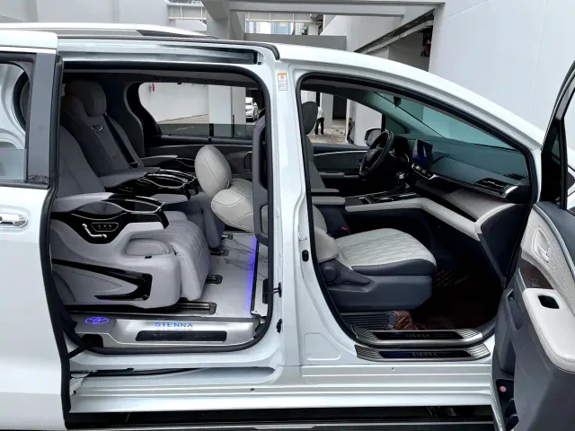 Toyota Sienna — Фото автомобиля 17