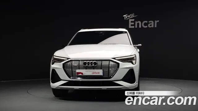 Audi e-tron — Фото автомобиля 3
