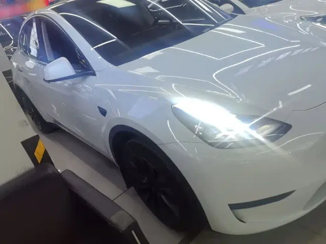 Tesla Model Y 2024 Rear-Wheel Drive Version — Фото автомобиля 3