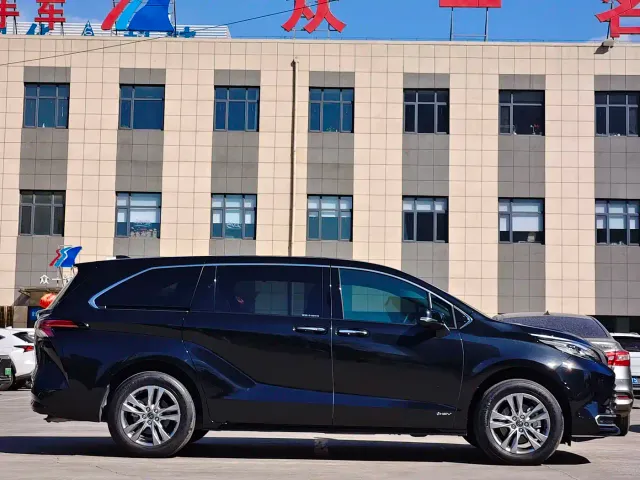 Toyota Sienna — Фото автомобиля 7