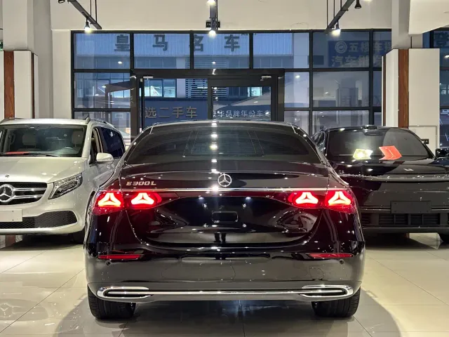 Mercedes-Benz E-Class — Фото автомобиля 27