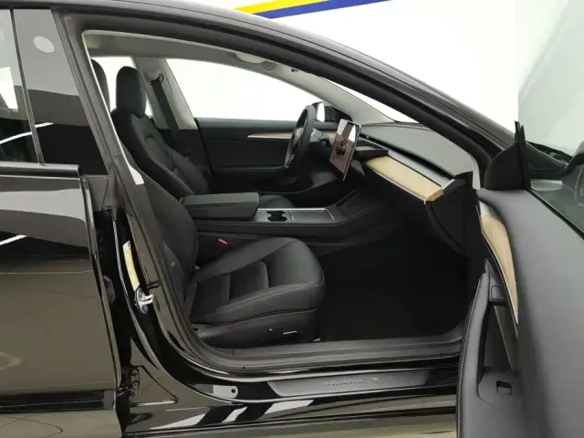 Tesla Model 3 — Фото автомобиля 8
