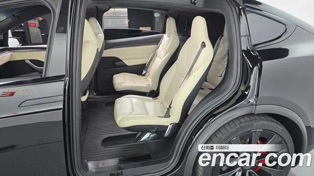 Tesla Model X — Фото автомобиля 17