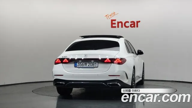 Mercedes-Benz E-Class — Фото автомобиля 2