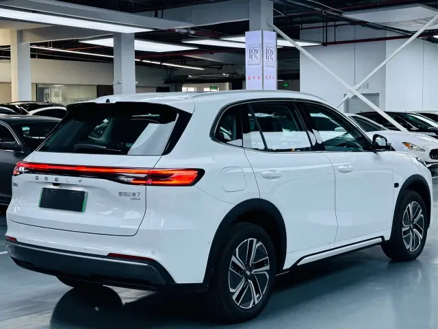 Geely Galaxy Starship 7 EM-i — Фото автомобиля 15
