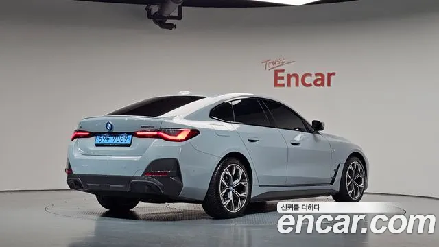 BMW i4 — Фото автомобиля 2