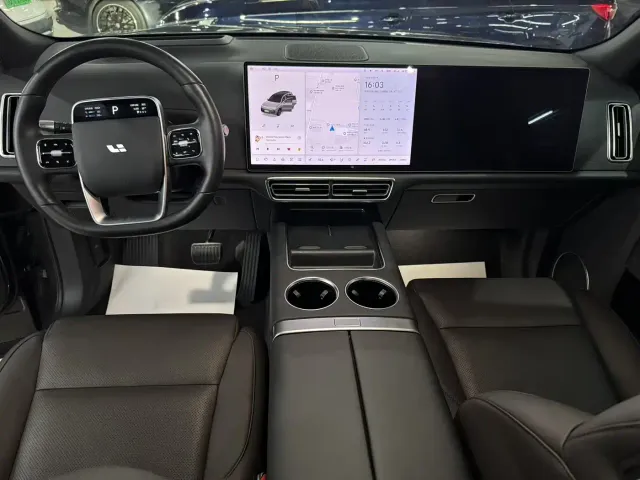 Li Auto L8 — Фото автомобиля 4
