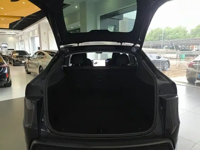 Tesla Model Y — Фото автомобиля 18