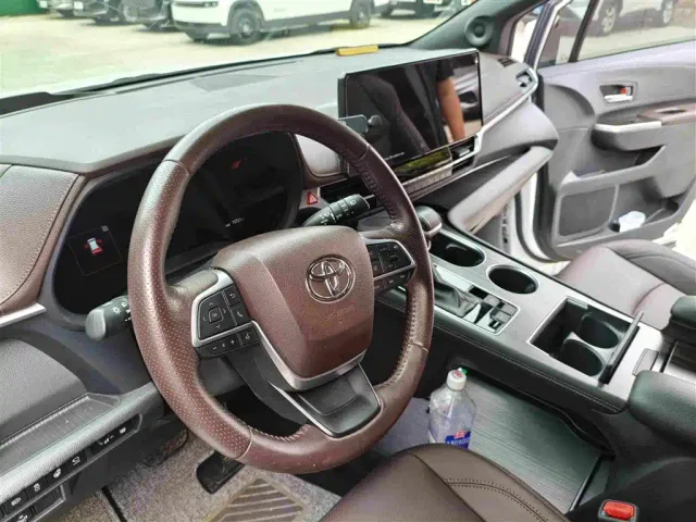 Toyota Sienna — Фото автомобиля 10