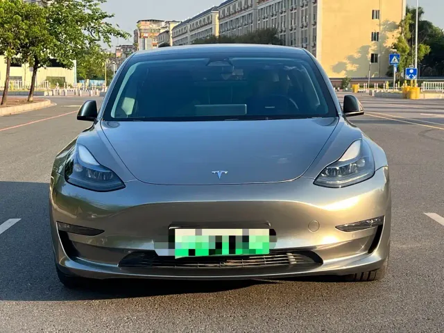 Tesla Model 3 — Фото автомобиля 2