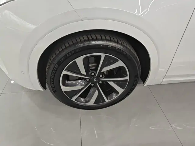 Li Auto ONE — Фото автомобиля 22
