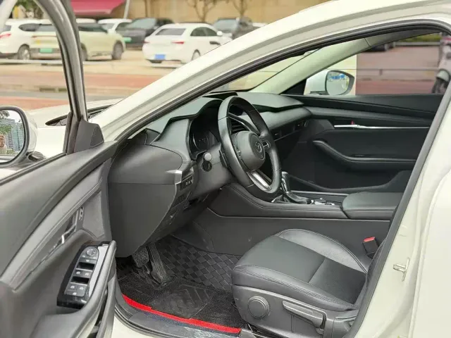 Mazda Axela — Фото автомобиля 4