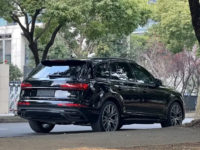 Audi Audi Q7 2023 55 TFSI quattro S line Ice & Snow Sport Edition — Фото автомобиля 5