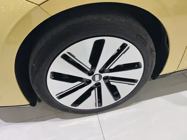 Geely Galaxy E8 — Фото автомобиля 22