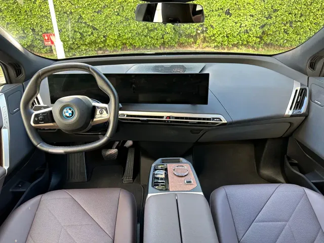 BMW iX — Фото автомобиля 11