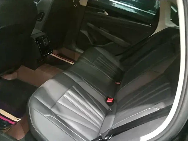 Volkswagen Passat — Фото автомобиля 16