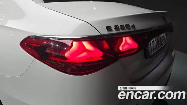 Mercedes-Benz E-Class — Фото автомобиля 22