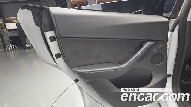 Tesla Model Y — Фото автомобиля 14