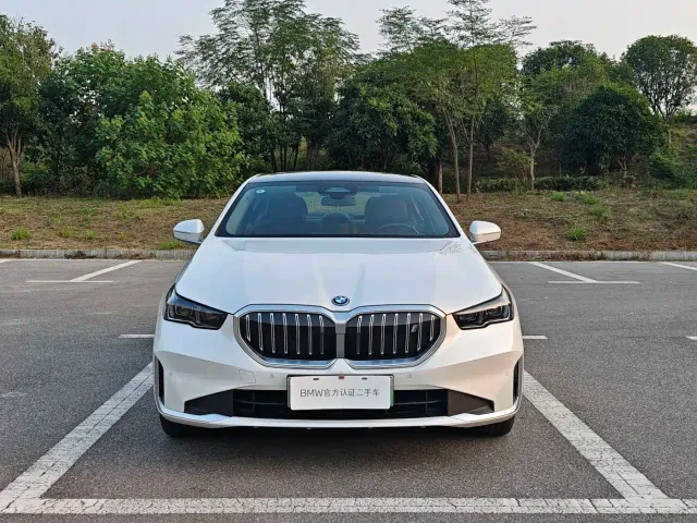 BMW i5 — Фото автомобиля 3
