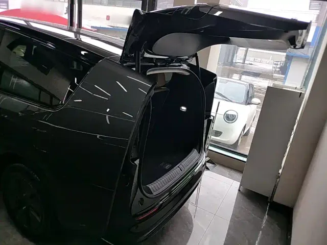 Li Auto MEGA — Фото автомобиля 18