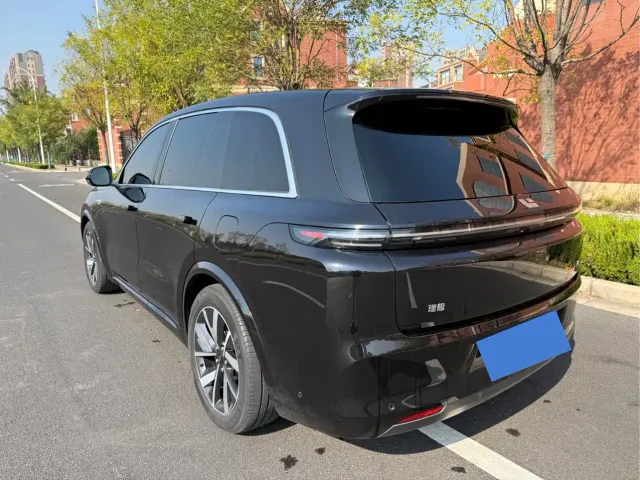 Li Auto L8 — Фото автомобиля 15