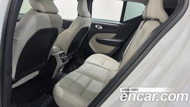Volvo XC40 — Фото автомобиля 26