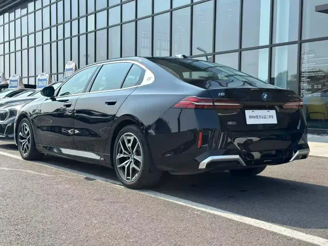 BMW i5 — Фото автомобиля 14