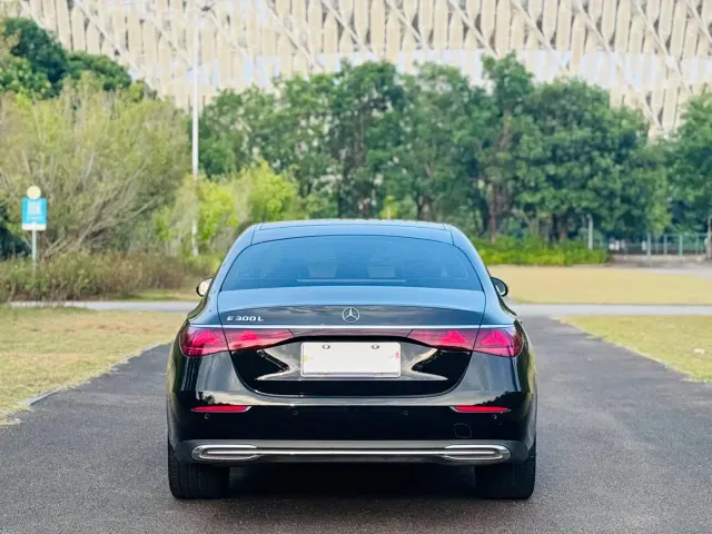 Mercedes-Benz E-Class — Фото автомобиля 8