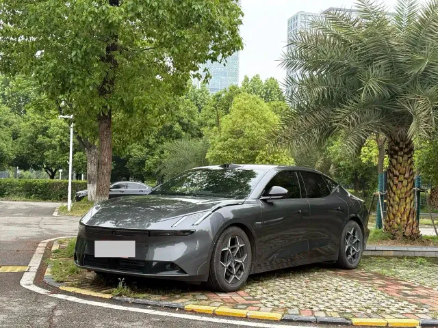 Фотография автомобиля — Lynk & Co Z10