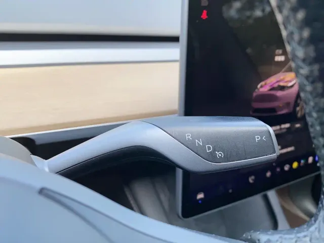 Tesla Model Y — Фото автомобиля 13