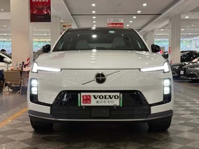 Volvo XC70 Plug-in Hybrid — Фото автомобиля 2