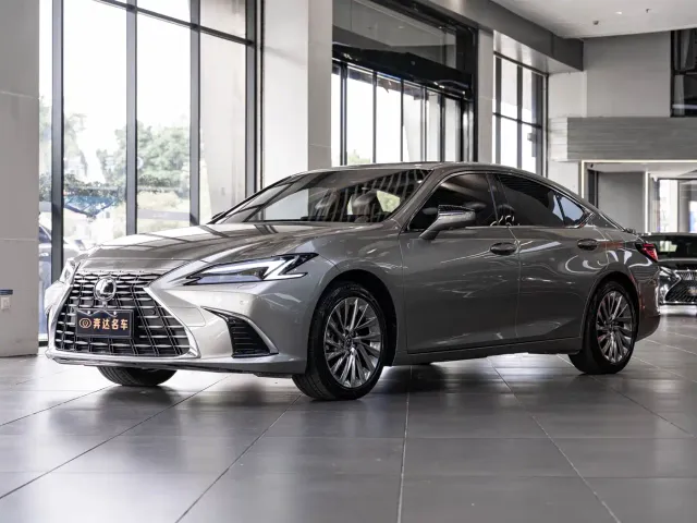 Фотография автомобиля — Lexus ES