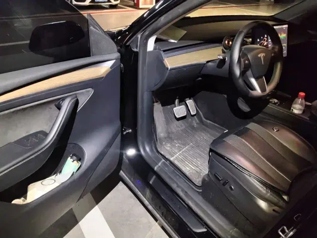 Tesla Model Y — Фото автомобиля 17
