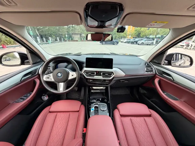 BMW iX3 — Фото автомобиля 12
