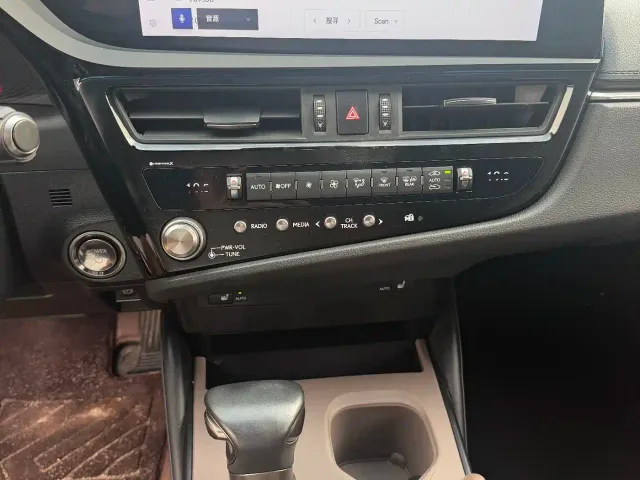 Lexus ES — Фото автомобиля 16