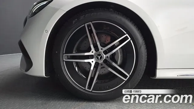 Mercedes-Benz E-Class — Фото автомобиля 5