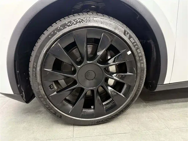 Tesla Model Y — Фото автомобиля 11