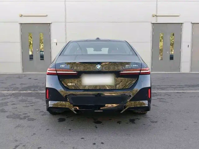 BMW i5 — Фото автомобиля 5