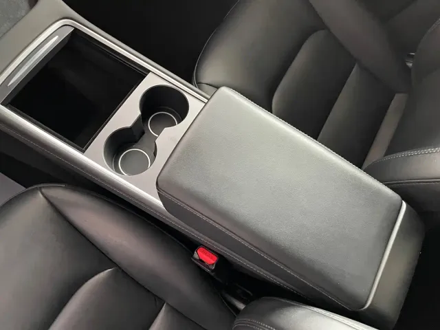 Tesla Model Y — Фото автомобиля 10