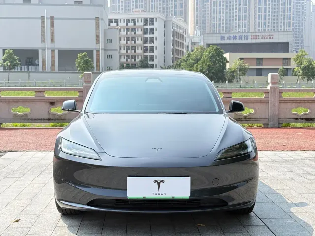 Tesla Model 3 — Фото автомобиля 2