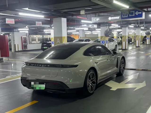 Porsche Taycan — Фото автомобиля 3