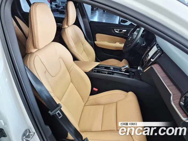 Volvo V60 — Фото автомобиля 12