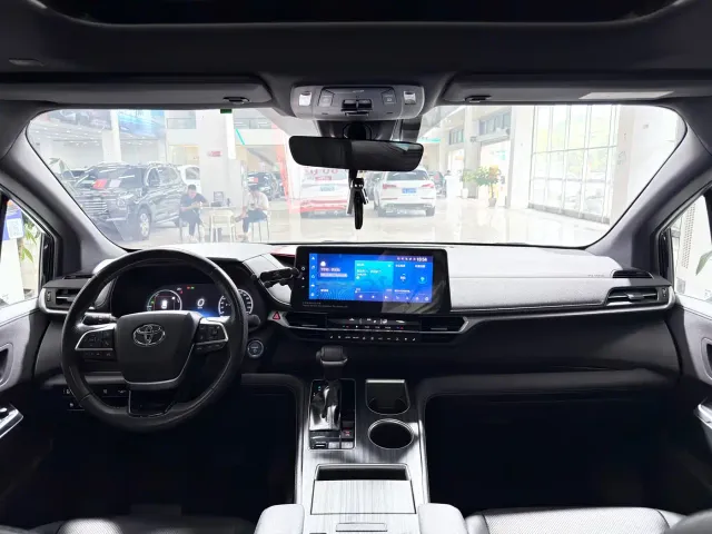 Toyota Sienna — Фото автомобиля 13
