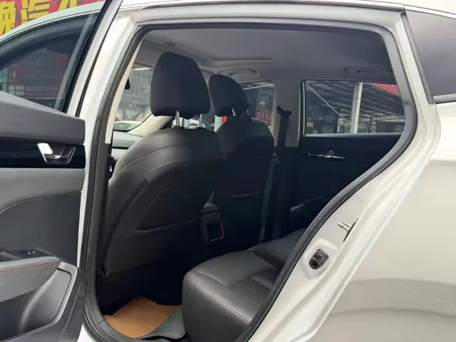 Dongfeng Yixuan — Фото автомобиля 5