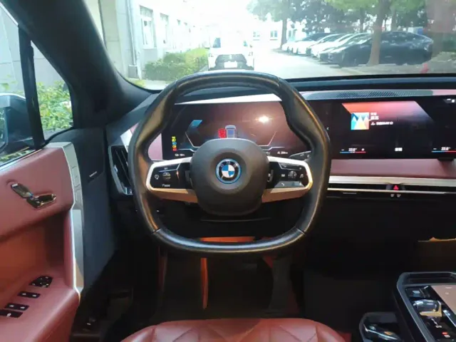 BMW iX — Фото автомобиля 10