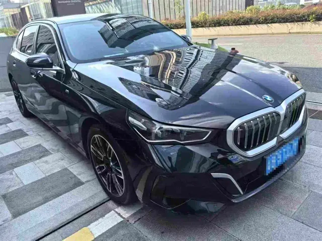 Фотография автомобиля — BMW 5 Series